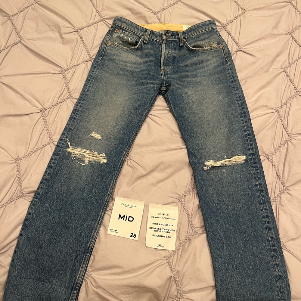 Rag and Bone Jeans size 25
Button fly mid rise ROSA